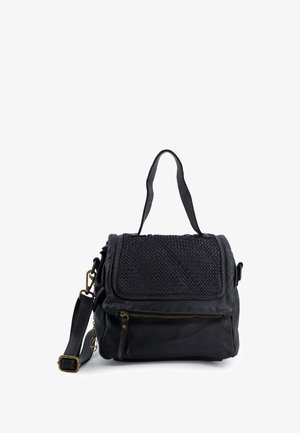 Sort lædertaske med vævet tekstur på klap, med en forreste lynlås lomme, en robust rem og et bærehåndtag.