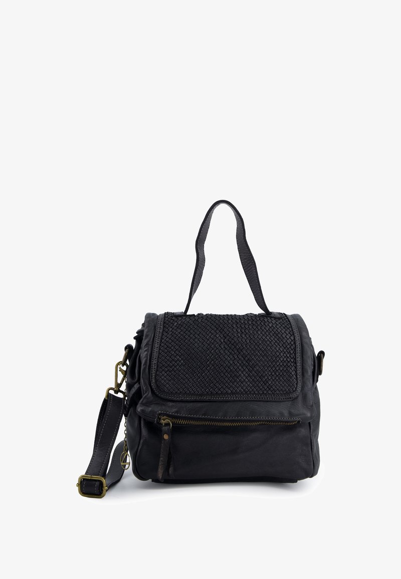Černá kožená taška s tkanou texturou na klopě, s přední kapsou na zip, pevným popruhem a horním držadlem pro nošení.