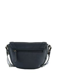 Borsa a tracolla in pelle blu navy con chiusura a patta, tasca anteriore con zip e tracolla decorata. Presenta una superficie liscia e una forma arrotondata.
