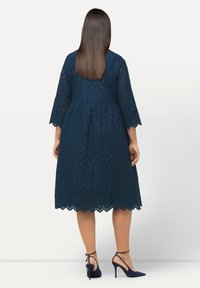 Ulla Popken EN AJOURÉE LIGNE EN A COL ET MANCHES 3/4 - Denní šaty - steel blue