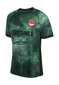 Zielona, krótka sportowa koszulka z żebrowanym kołnierzykiem. Posiada wzór wiru, napis "CHRISTIANIA" oraz okrągłe logo na górnej części klatki piersiowej.