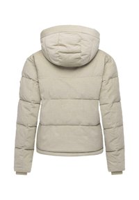 Beige puffjakke med hætte, der har et struktureret, ribbet mønster og vandrette syede sektioner for ekstra isolering.