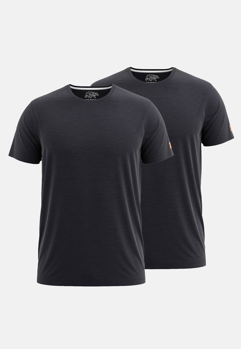 Dos camisetas de manga corta de tela gris oscuro. Cuentan con cuello redondo y un pequeño logo en la manga izquierda. Textura suave, corte relajado.