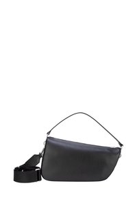 Črna usnjena torbica za ramo z nastavljivim trakom, elegantnim dizajnom, zadrgo in izrazitim logotipom vrezanim spredaj.