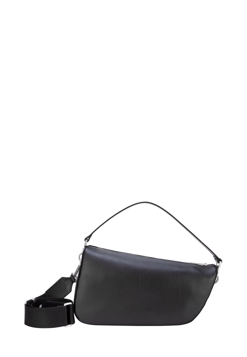 Črna usnjena torbica za ramo z nastavljivim trakom, elegantnim dizajnom, zadrgo in izrazitim logotipom vrezanim spredaj.