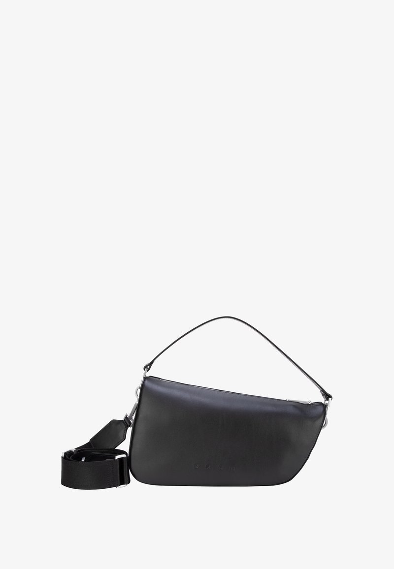 Črna usnjena torbica za ramo z nastavljivim trakom, elegantnim dizajnom, zadrgo in izrazitim logotipom vrezanim spredaj.