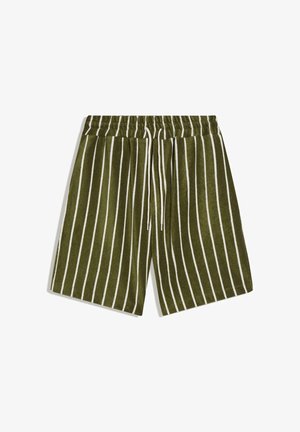 Olivgrüne Shorts mit weißen vertikalen Streifen, elastischem Bund und weißer Kordel, flach auf weißem Hintergrund präsentiert.