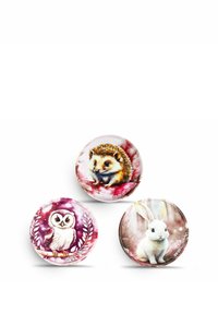 Tre pulsanti rotondi con illustrazioni di un riccio, un gufo e un coniglio. I design sono colorati con sfondi rosa chiaro e trame di pelliccia dettagliate.