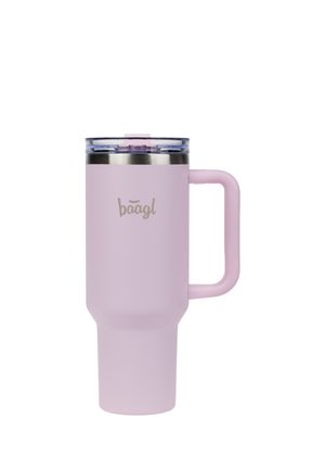 Hoher pinker Reisebecher mit Henkel, klarem Kunststoffdeckel und "baagl" Logo in Silber auf der Vorderseite.