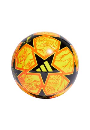 Piłka nożna Adidas w kolorach czarnym, żółtym i pomarańczowym. Posiada wzór w gwiazdy oraz teksturowaną powierzchnię. Zawiera branding FIFA.