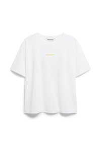 Weißes T-Shirt mit kurzen Ärmeln und gelbem "ARMEDANGELS"-Text, der zentriert unter dem Kragen auf der Vorderseite steht.