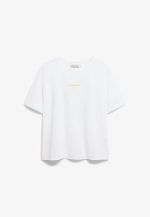 Weißes T-Shirt mit kurzen Ärmeln und gelbem "ARMEDANGELS"-Text, der zentriert unter dem Kragen auf der Vorderseite steht.