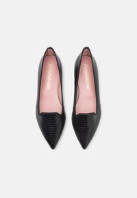 Mustad mustaga terava varbaga kingad, millel on tekstuuriga viimistlus ja madu nahk pattern. Siseserv on pehme roosa voodriga, mis suurendab mugavust.