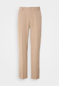 Pantalones beige confeccionados en una tela suave, con un diseño de pierna recta, cierre frontal con botón y sutiles pliegues a lo largo del frente.