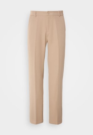 Bež hlače izrađene od glatkog materijala, s ravnim krojem, prednjim zatvorenjem na dugme i suptilnim pregibima duž prednje strane.