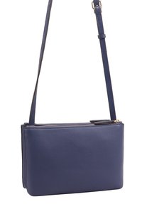 Marine leren schoudertas met een rechthoekige vorm, verstelbare schouderriem, ritssluiting en een gladde textuur. Minimalistisch ontwerp zonder hardware.details.