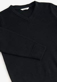 Schwarzer Langarm-V-Ausschnitt-Pullover mit gerippten Bündchen und Saum, flach liegend mit ausgestrecktem linken Ärmel.