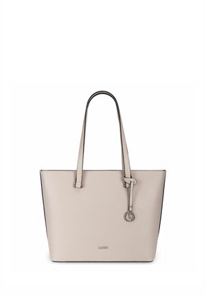 Borsa tote in pelle beige chiaro con due manici lunghi, un piccolo charm appeso e un logo del brand discreto al centro della parte anteriore.