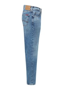 Hellblaue Jeans aus Denim mit geradem Bein, ausgestattet mit Gesäßtaschen, kontrastierenden Nähten und einem geprägten Lederpatch an der Taille.