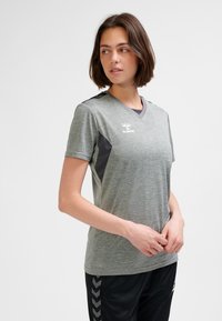 Grå sport-t-shirt med korta ärmar, V-ringning och mörkgrå sidodetaljer. Har varumärkets logotyp på bröstet.