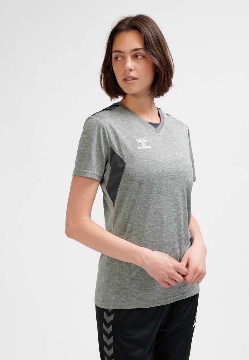 Grå sport-t-shirt med korta ärmar, V-ringning och mörkgrå sidodetaljer. Har varumärkets logotyp på bröstet.