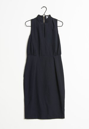 Abito senza maniche, lunghezza al ginocchio, in tessuto blu scuro, con collo alto, pieghe sottili in vita e cerniera centrale sul retro.