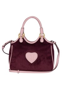 Burgunderfarbene Wildleder-Handtasche mit rosafarbenen Lederakzenten, abgerundetem oberen Teil, zwei Griffen und einem herzförmigen Patch mit einem "J" in der Mitte.