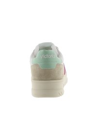Zapatilla con parte superior blanca y verde menta clara, talón de ante beige, acento lateral rosa y detalle del logo; suela acolchada.
