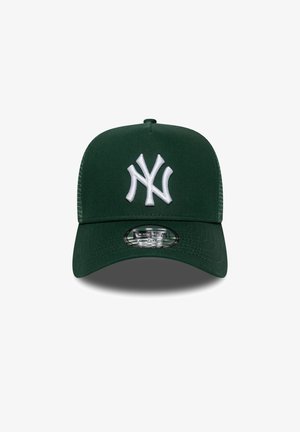 Groene honkbalpet met een witte geborduurde logo aan de voorkant, gebogen klep en een gestructureerde mesh achterkant. Voorzien van een plastic snap sluiting.