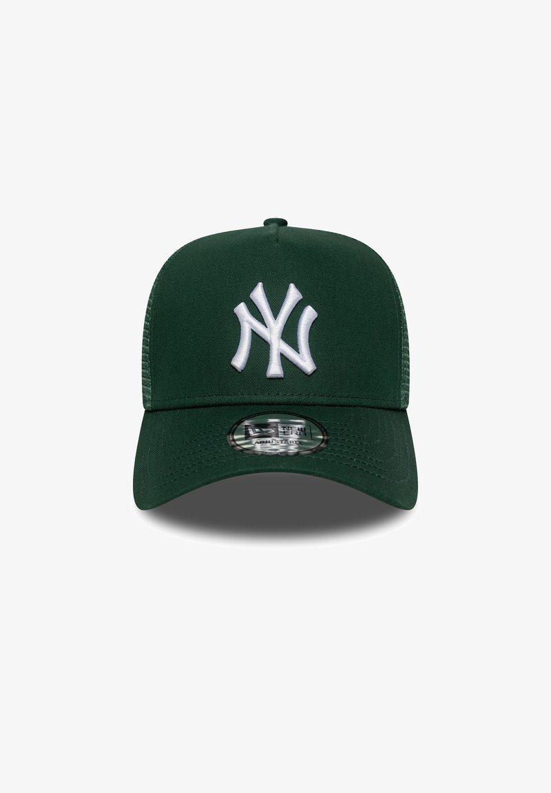 Vihreä baseball-lippalakki, jossa on valkoinen brodeerattu logo edessä, kaareva lippa ja teksturoitu verkko takana. Varustettu muovisella napituskiinnityksellä.