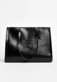 Bolsa tote de cuero negro con textura suave, forma rectangular, doble asa y cierre de cremallera en la parte superior. Diseño minimalista.