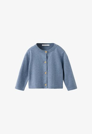 Cardigan bleu à manches longues en tricot avec col rond et quatre boutons en bois sur le devant.