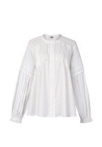 Weiße Bluse mit langen Ärmeln, Spitzenverzierungen an den Schultern, Piqué-Falten auf der Vorderseite, durchgehender Knopfverschluss und gerafften Manschetten mit Rüschensaum.