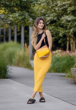 VUCH COALIE STRIPED - Taška s příčným popruhem - yellow