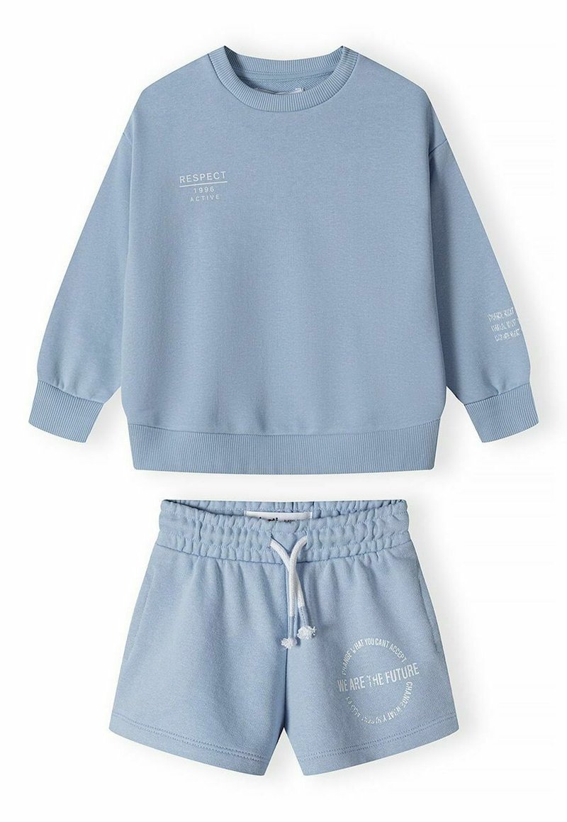 Ensemble de sweatshirt et short bleu clair en tissu doux. Le sweatshirt a des poignets et un col côtelés ; le short possède une taille élastique et un imprimé de logo.