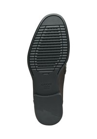 Suola nera di una scarpa con gomma texturizzata, caratterizzata da scanalature parallele e punti circolari per la presa. Include il marchio: "GEOX ITALIAN PATENT."