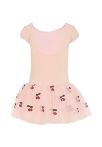 Lichtroze turnpakje met kapmouwen, voorzien van een netachtige tutu versierd met kersenpatronen in rood en zwart, zachte textuur overal.