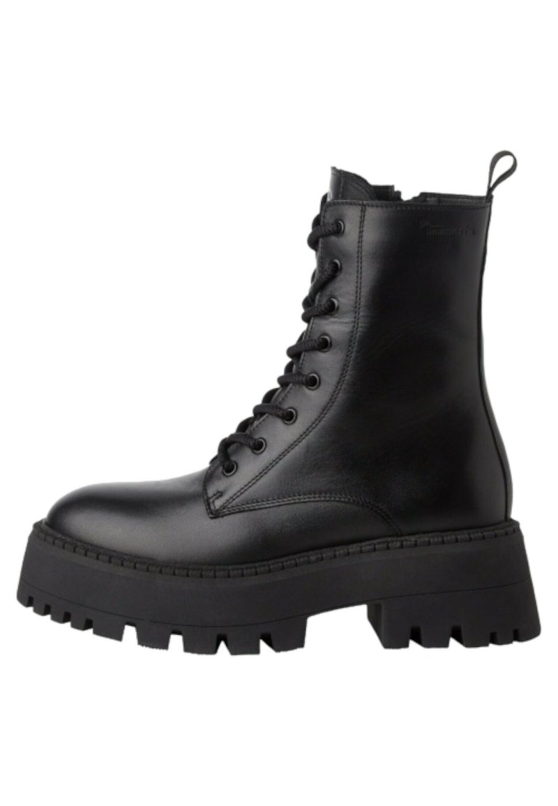 Botín de tobillo negro de piel con cordones, con una suela de goma negra gruesa, que presenta un collar acolchado y una lengüeta para facilitar su calzado. Textura suave.