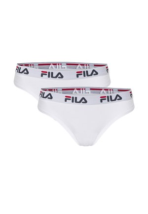 To hvide Fila-mærkede bikini-undersødelser med brede elastiske linninger med FILA-logoet i sort og rød på hvid baggrund.
