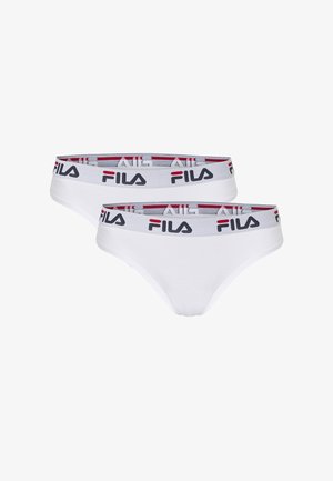 To hvide Fila-mærkede bikini-undersødelser med brede elastiske linninger med FILA-logoet i sort og rød på hvid baggrund.