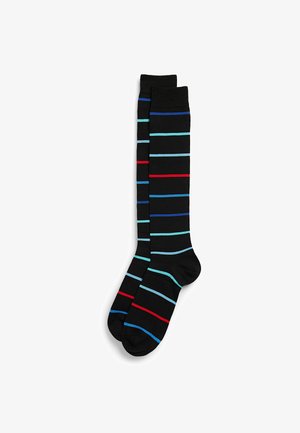 Zwarte kniehoge sokken met horizontale strepen in lichtblauw, donkerblauw en rood. Soepele textuur met versterkte hielen en tenen.