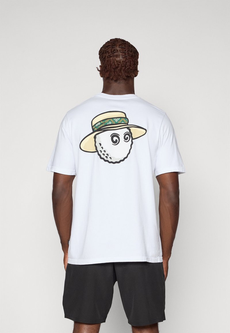 Balta trumpa rankovė t-shirt su animaciniu golf'o kamuoliuku, turinčiu sukamuosius akių ir šiaudinę skrybėlę ant nugaros. Audinys lygus. Juodos šortai.