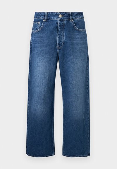 Jean denim bleu à jambes larges, taille haute, fermeture à boutons et poches avant sur un fond clair uni.