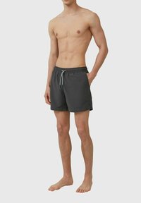 Graue Schwimmshorts mit elastischem Bund, Kordelzug und seitlichen Taschen, die eine glatte Textur und eine Länge über dem Knie haben.