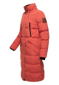 Palton lung pufos de culoare corai strălucitor, cu guler înalt, buzunare cu fermoar și un patch cu logo pe mânecă. Textură moale, captusită.