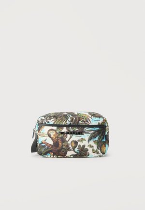 Pochette rectangulaire à imprimé tropical avec un singe, des feuilles vertes et des palmiers, équipée d'une fermeture éclair noire et d'une sangle sur le côté.