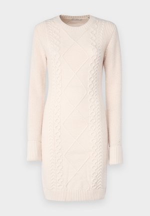 Abito in maglia color rosa chiaro, caratterizzato da motivi testurizzati, scollatura a giro, maniche lunghe e polsini e orlo a costine.