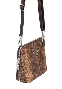 Borsa a tracolla in finta pelle di serpente marrone con chiusura a zip, hardware in argento e tracolla intrecciata. Presenta un dettaglio del logo sulla parte anteriore.