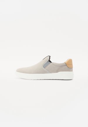 Hellgrauer Slip-On-Sneaker mit weißer Sohle, elastischen Seitenteilen und beigefarbenem Fersenakzent, von außen auf weißem Hintergrund gezeigt.