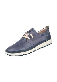 Zapatos de cuero azules con cordones color crema, acentos perforados y una suela blanca gruesa. Presentan una pestaña en el talón de color verde y una puntera ligeramente redondeada.